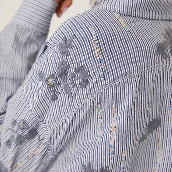 Pilcro Anthropologie Women’s Embroidered Buttondown size Small. NWT! Runs large - Picture 3 of 14